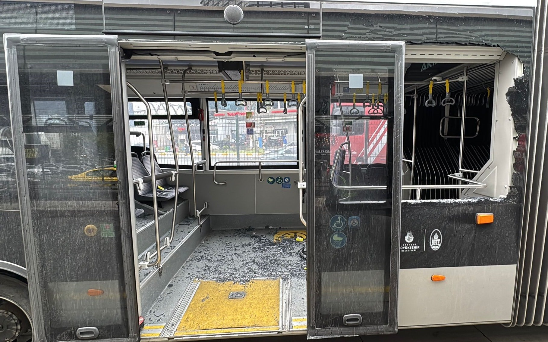 Beylikdüzü'nde metrobüste dehşet! Duraktaki korku kameraya yansıdı