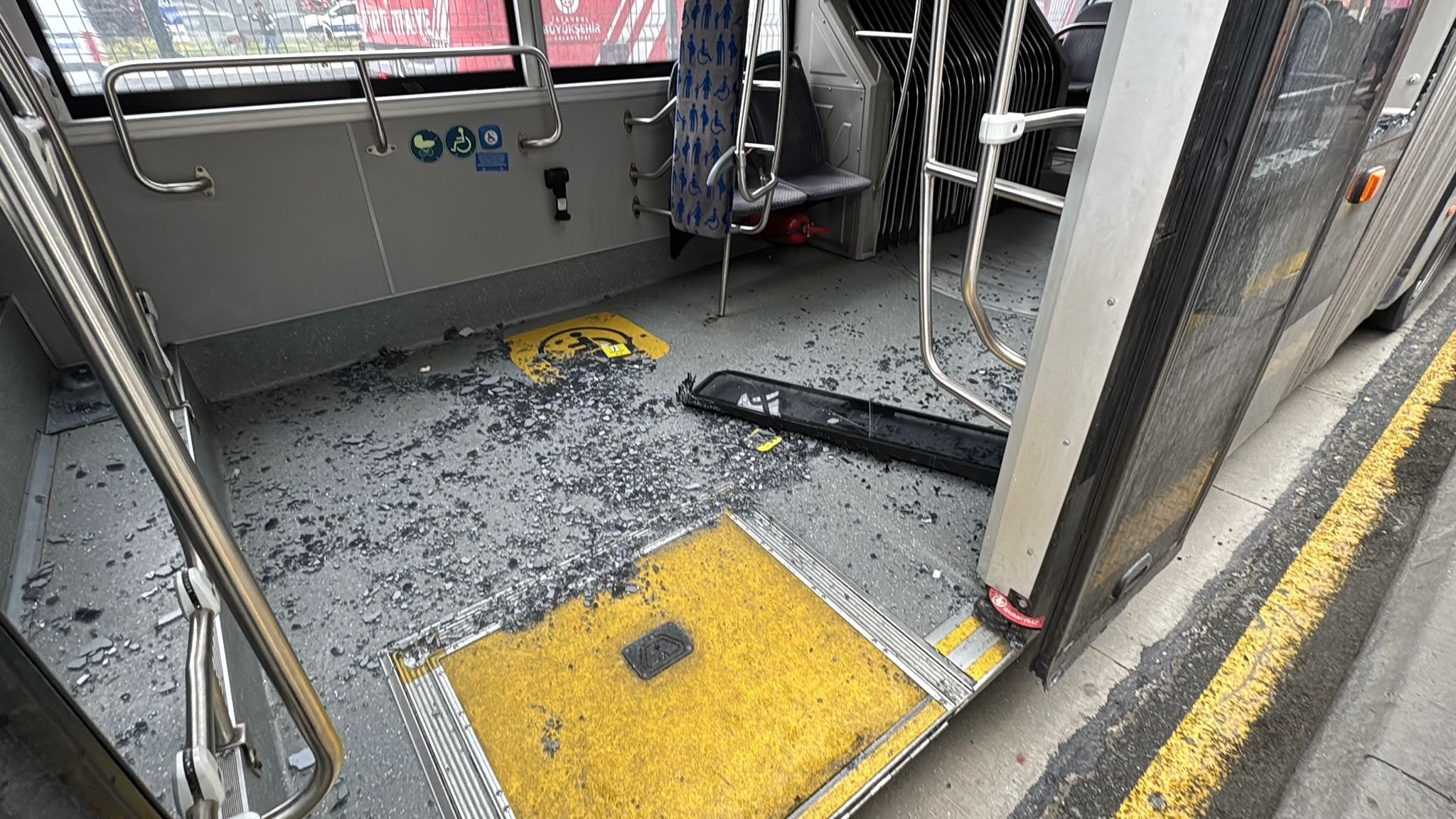 Beylikdüzü'nde metrobüste dehşet! Duraktaki korku kameraya yansıdı