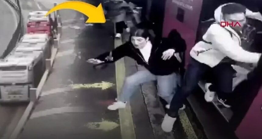 Beylikdüzü’nde metrobüste dehşet! Duraktaki korku kameraya yansıdı