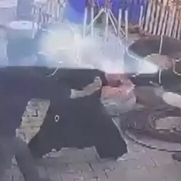 Bıçaklı saldırgana müdahale etti, kadını kurtardı