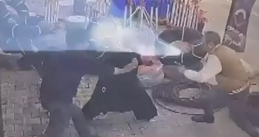 Bıçaklı saldırgana müdahale etti, kadını kurtardı