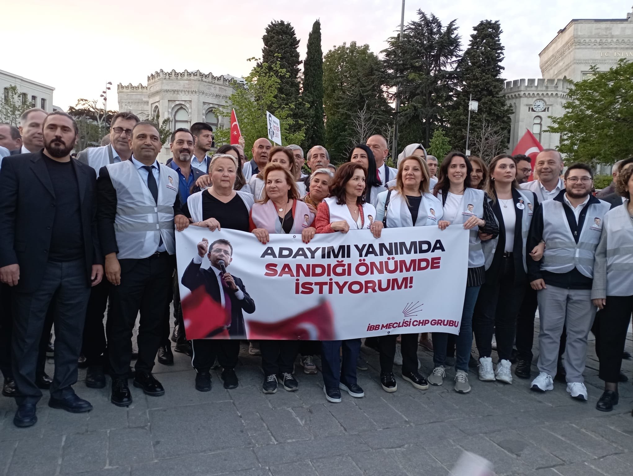 Binler İmamoğlu için Beyazıt'ta toplandı