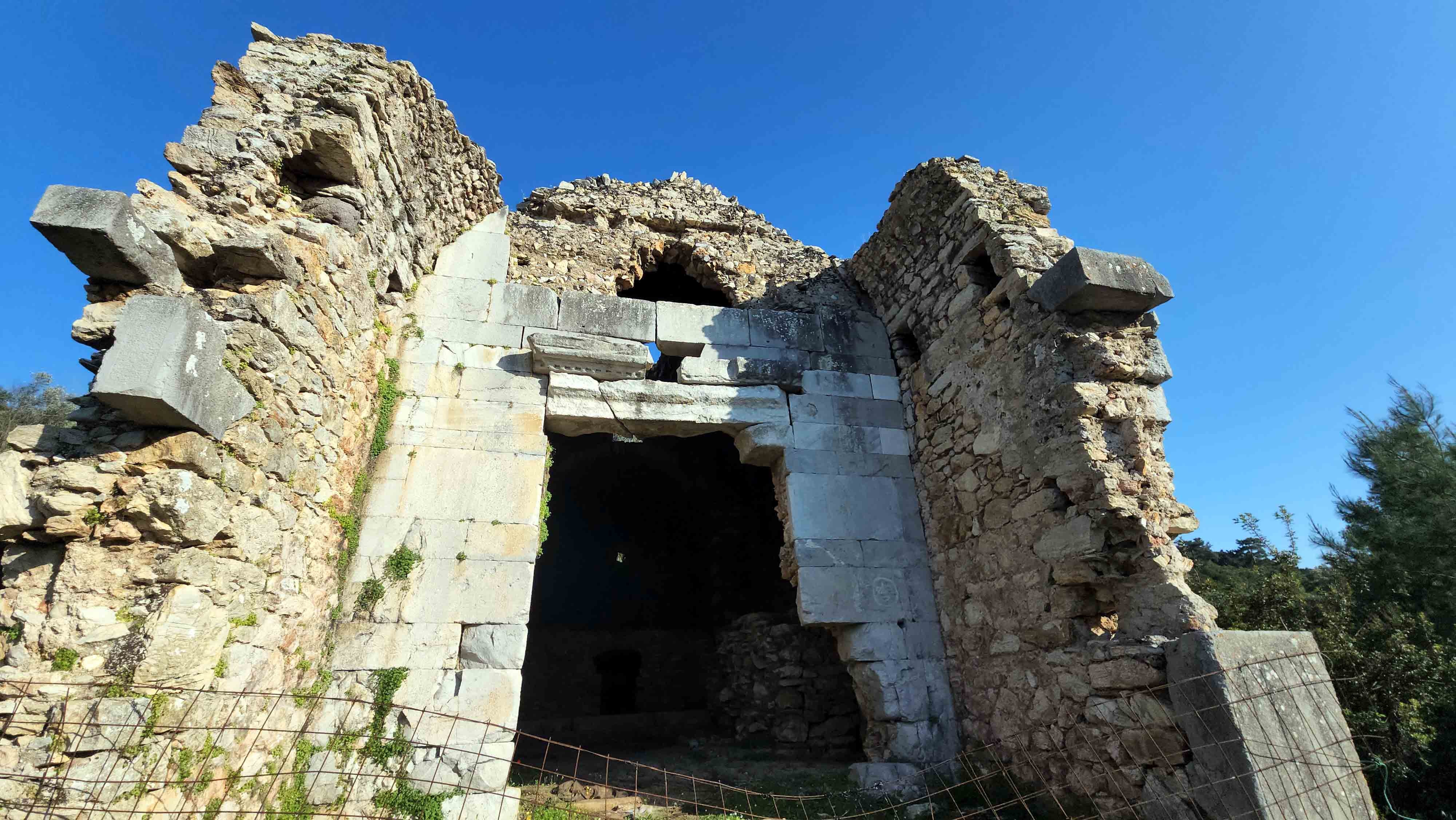 Bodrum’da 1500 yıllık manastır zamana direniyor