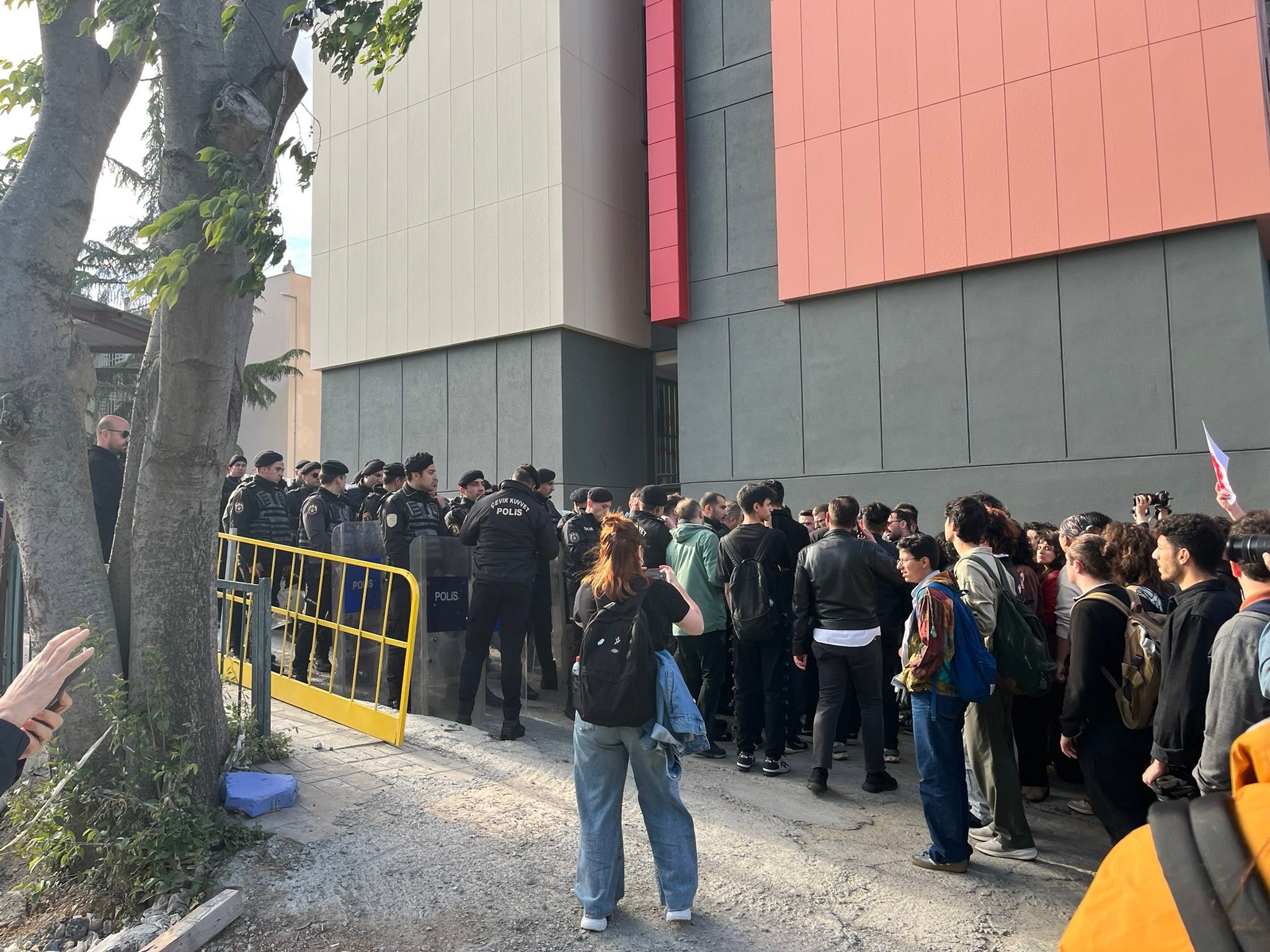 Boğaziçi Üniversitesi’nde Nurettin Yıldız protesto edildi! Polis okula girdi