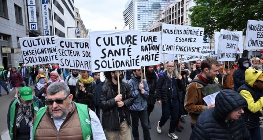 Brüksel’de binlerce kişi sosyal harcamalardaki kesintileri protesto etti