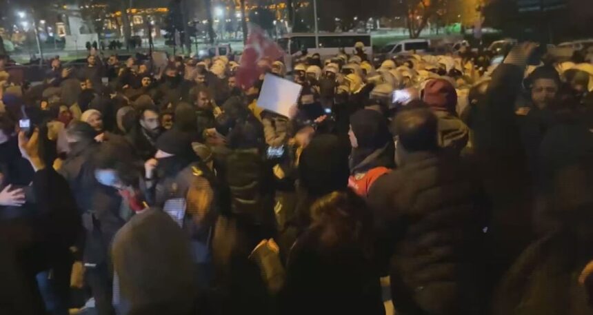Bu da oldu: ‘Cumhurbaşkanı aleyhine slogan atanların yanında bulunmak’ suç sayıldı