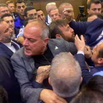 Bursa’da Meclis toplantısında gerginlik çıktı, hakaretler havada uçuştu
