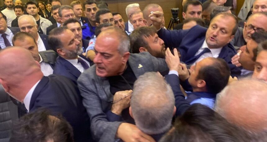 Bursa’da Meclis toplantısında gerginlik çıktı, hakaretler havada uçuştu