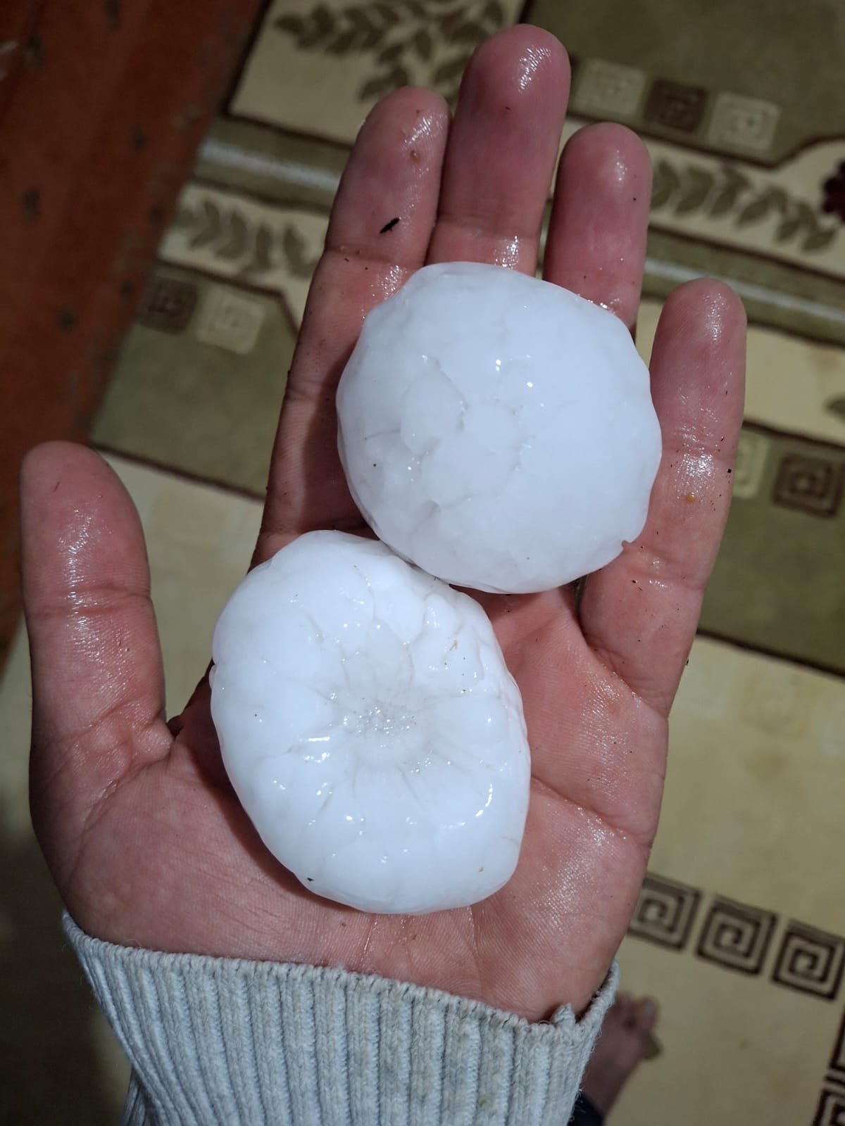 Ceviz büyüklüğünde yağdı! Aracı olanlar dışarı koştu