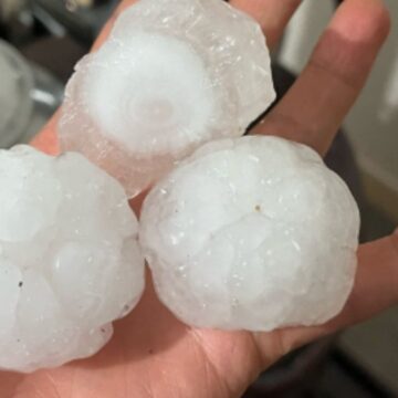 Ceviz büyüklüğünde yağdı! Aracı olanlar dışarı koştu