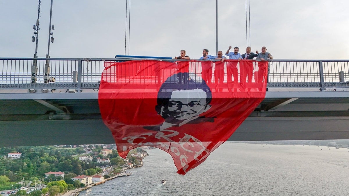 CHP'li vekiller Boğaziçi Köprüsü’ne İmamoğlu pankartı astı