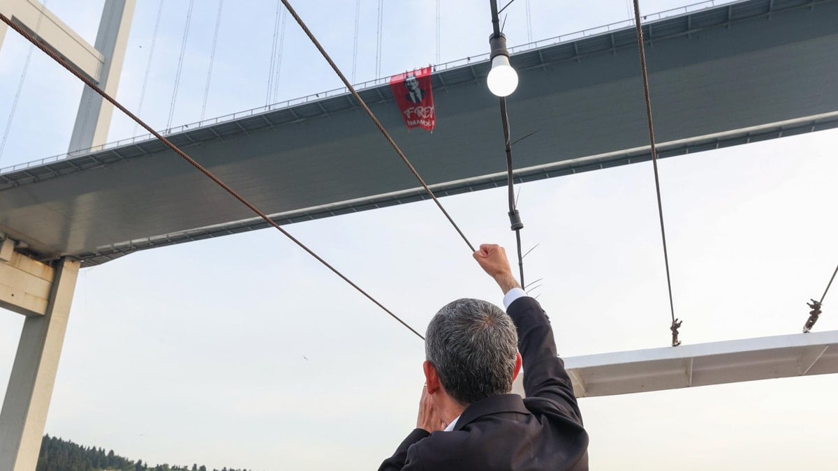 CHP'li vekiller Boğaziçi Köprüsü’ne İmamoğlu pankartı astı