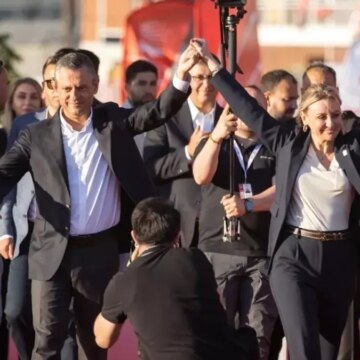 CHP’ye yeni milletvekili! Rozetini Özel mitingde taktı