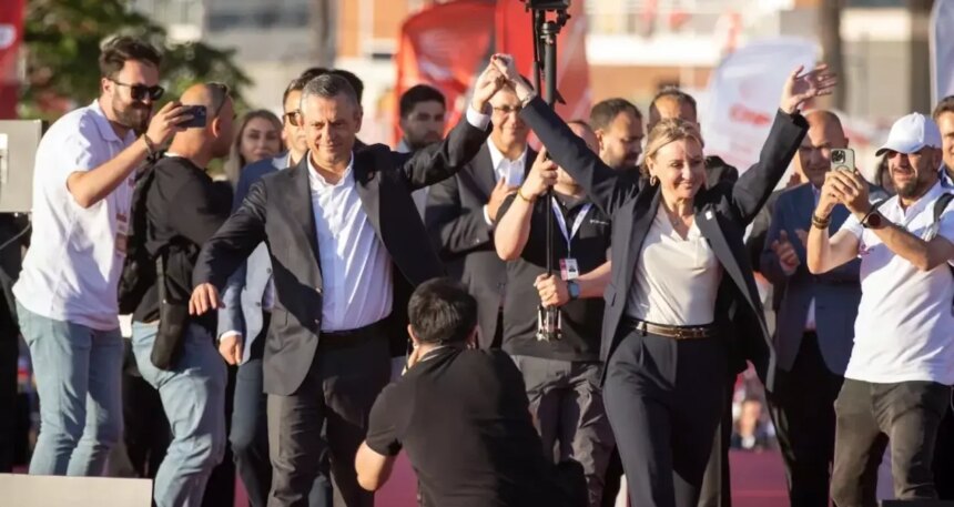 CHP’ye yeni milletvekili! Rozetini Özel mitingde taktı