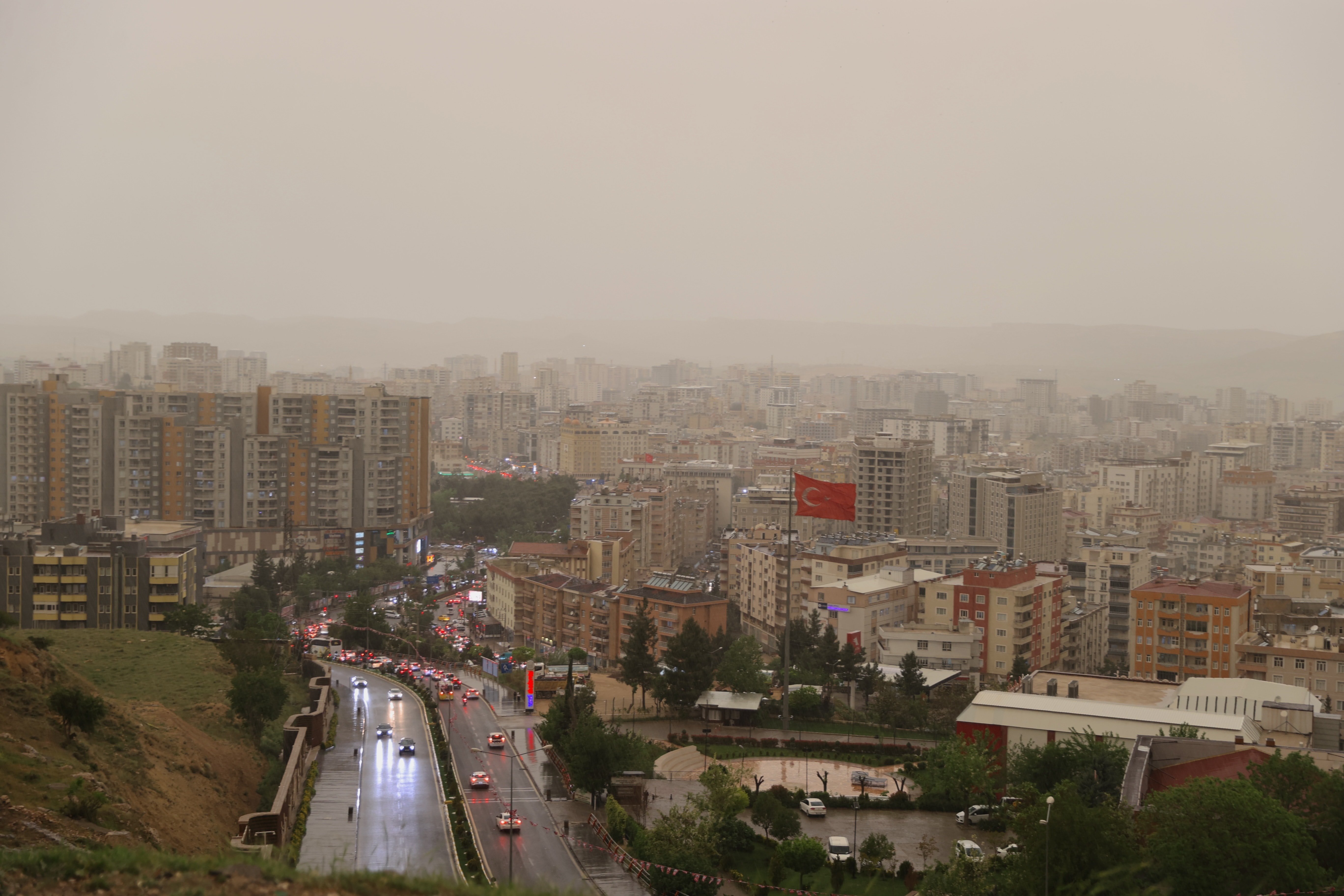 Çok sayıda ili sağanak vurdu: Ev ve iş yerlerini su bastı, araçlar mahsur kaldı