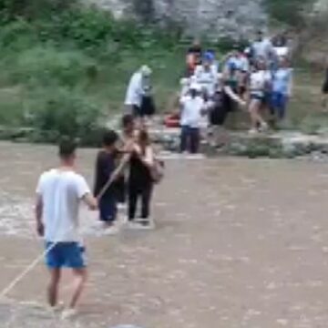 Debi yükseldi, 35 kişi mahsur kaldı