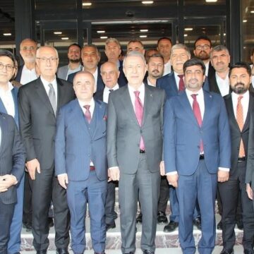 Devletin valisi, partinin neferi gibi: Hulusi Akar’ı AKP’lilerle birlikte uğurladı