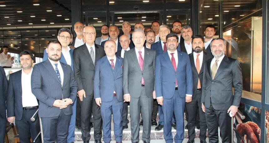 Devletin valisi, partinin neferi gibi: Hulusi Akar’ı AKP’lilerle birlikte uğurladı