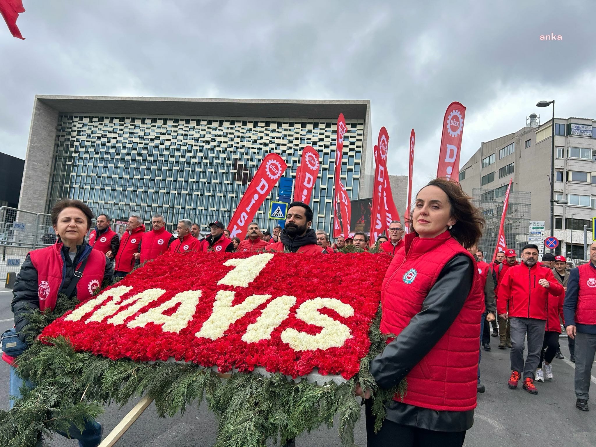 DİSK, Taksim Anıtı'na çelenk bıraktı