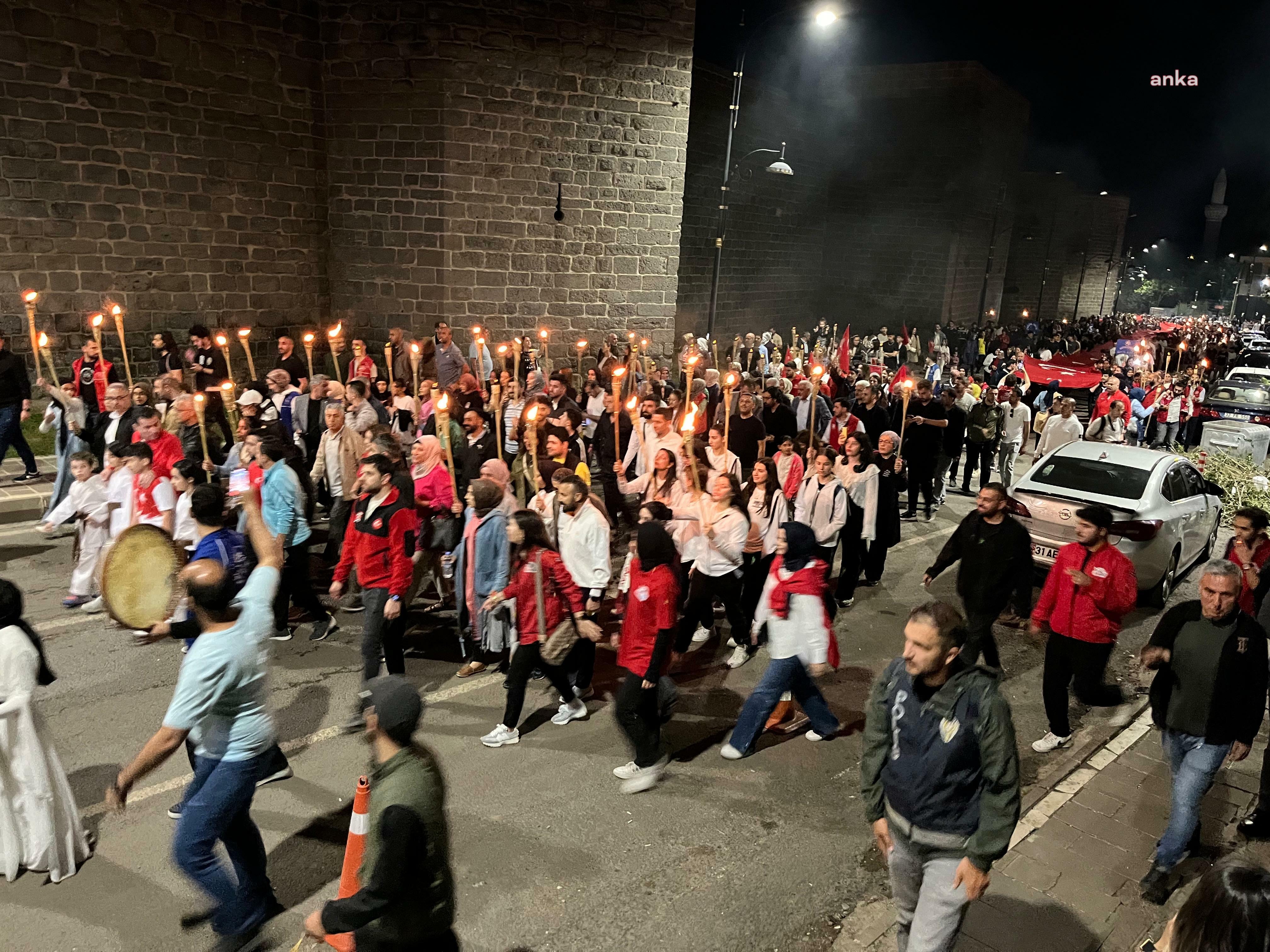 Diyarbakır'da 157 metrelik Türk Bayrağı yürüyüşü