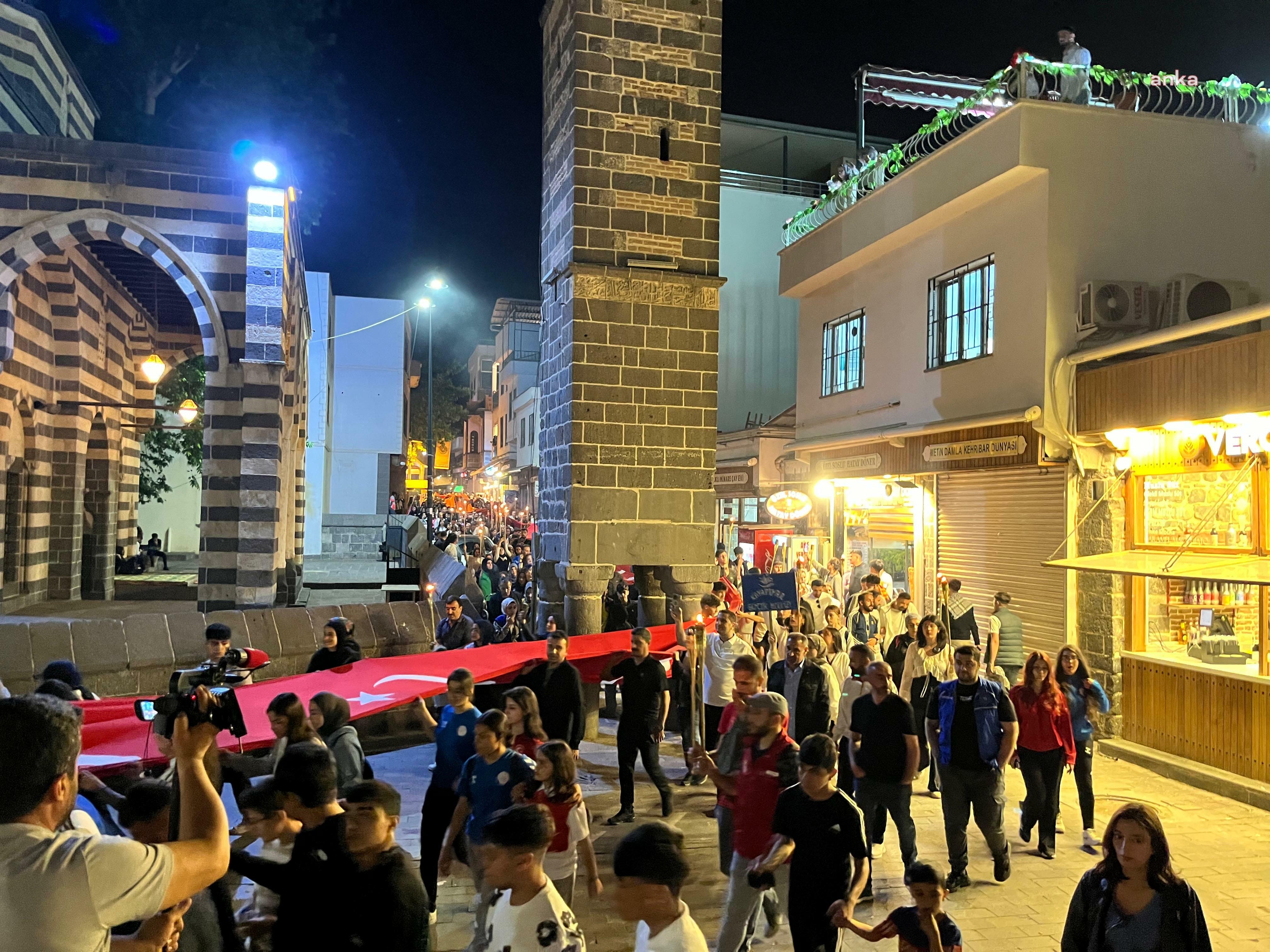 Diyarbakır'da 157 metrelik Türk Bayrağı yürüyüşü