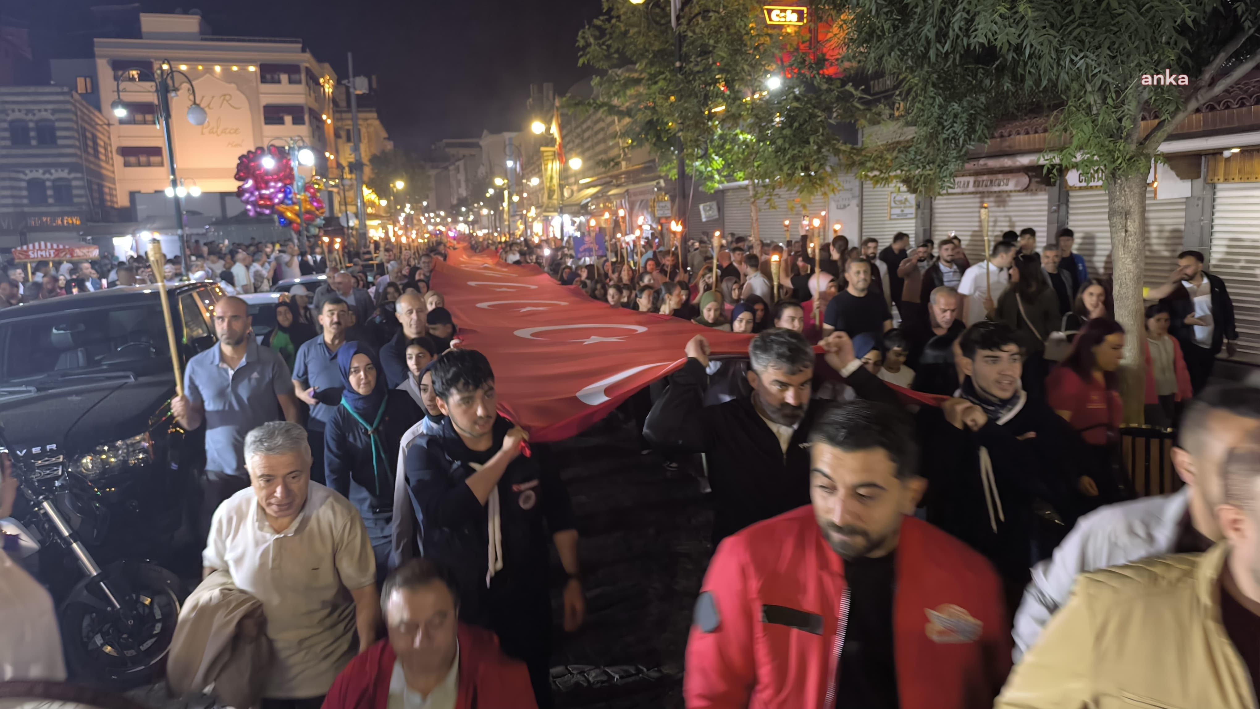 Diyarbakır'da 157 metrelik Türk Bayrağı yürüyüşü