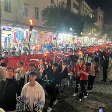 Diyarbakır’da 157 metrelik Türk Bayrağı yürüyüşü
