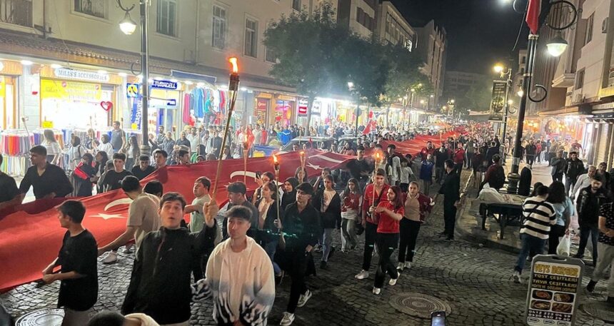 Diyarbakır’da 157 metrelik Türk Bayrağı yürüyüşü