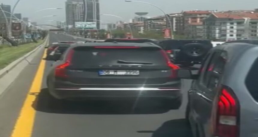 Düğün konvoyu yolu kesti:  Ambulans şoförü “İnsan hayatına mahal oluyorsunuz şuan yolu açar mısınız?” diyerek isyan etti