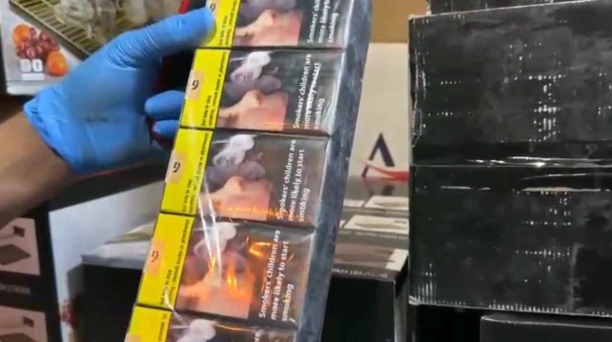 Durdurulan minibüsten 35 bin paket kaçak sigara çıktı