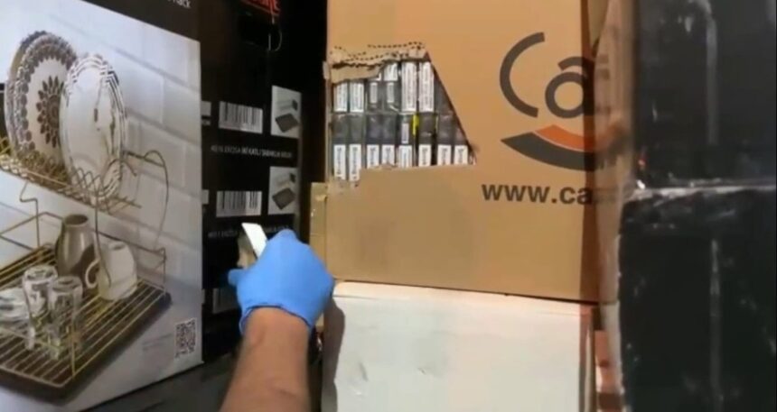 Durdurulan minibüsten 35 bin paket kaçak sigara çıktı