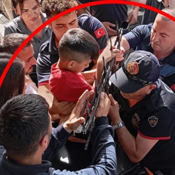 Dut yemek isteyen çocuğun eli korkuluk demirine saplandı