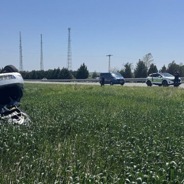 Edirne’de devrilen otomobildeki sürücü ve eşi yaralandı
