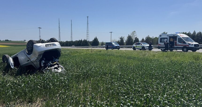 Edirne’de devrilen otomobildeki sürücü ve eşi yaralandı