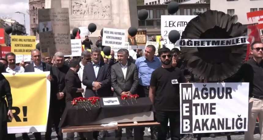 Ek atama isteyen öğretmenler Bakan Tekin’i ‘tabutla’ protesto etti
