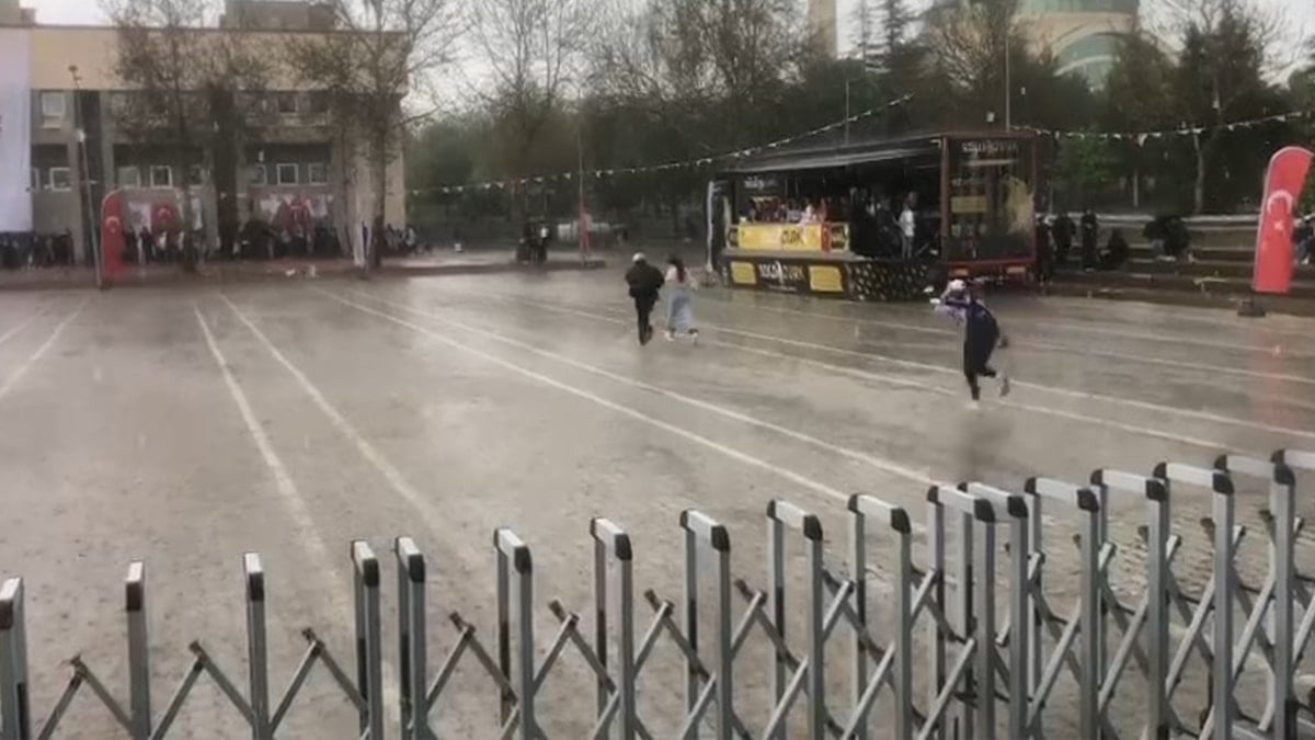 Elazığ'da sağanak ve dolu etkili oldu