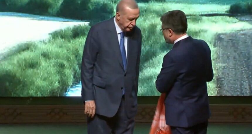 Erdoğan, Bakan Yumaklı’nın uzattığı Yörük poşusunu takmadı