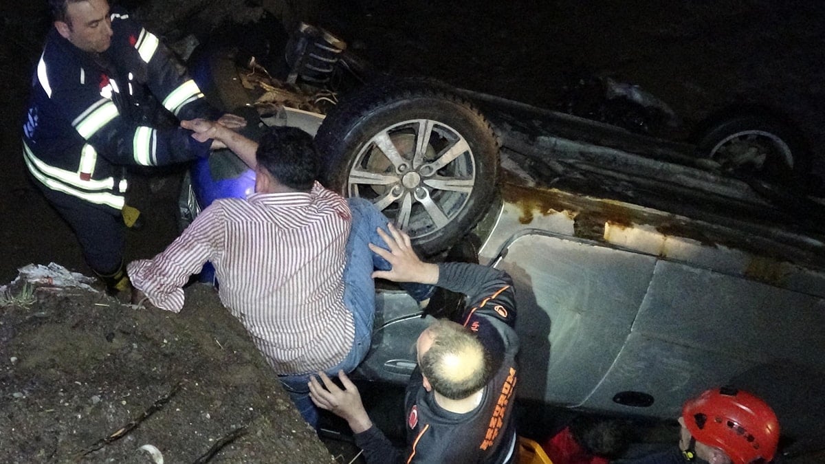 Erzurum’da otomobil dereye uçtu: Yaralılar var