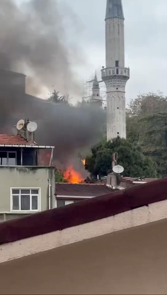 Fatih'te 3 gecekonduda birden yangın!