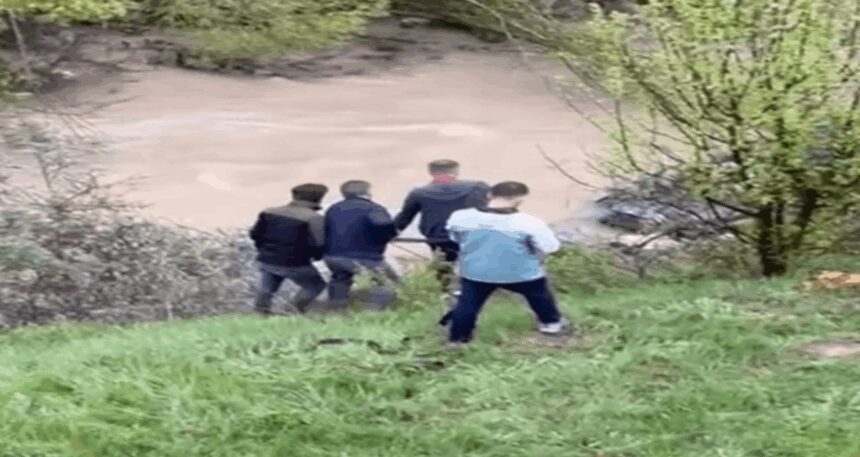 feci-kazada-arac-dereye-devrildi-1-olu-4-yarali-pBXZRGMj.jpg Feci kazada araç dereye devrildi: 1 ölü, 4 yaralı