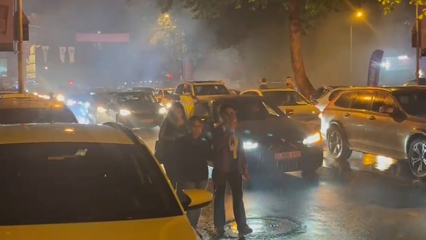 Fenerbahçe Beko kupayı kaldırdı, taraftar sokağa döküldü: Görülmemiş şenlik var
