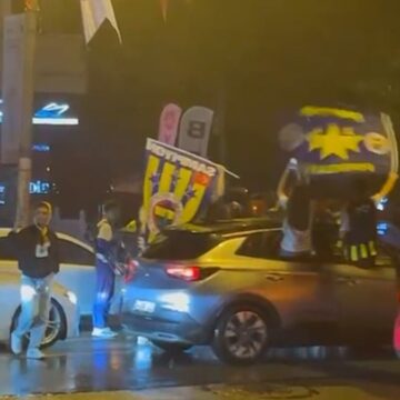 Fenerbahçe Beko kupayı kaldırdı, taraftar sokağa döküldü: Görülmemiş şenlik var