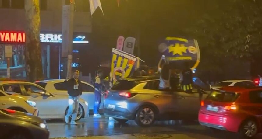 Fenerbahçe Beko kupayı kaldırdı, taraftar sokağa döküldü: Görülmemiş şenlik var