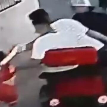 Galatasaray formalı 8 yaşındaki çocuğu yerlerde sürüklediler
