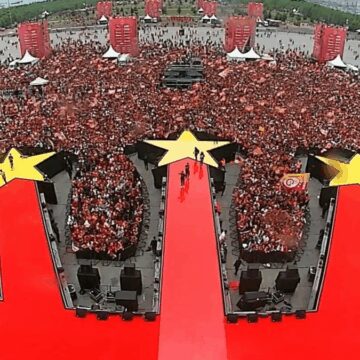 Galatasaray taraftarı yağmura rağmen Yenikapı’ya akın etti
