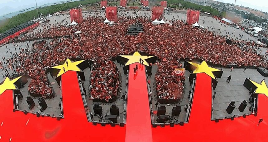 Galatasaray taraftarı yağmura rağmen Yenikapı’ya akın etti