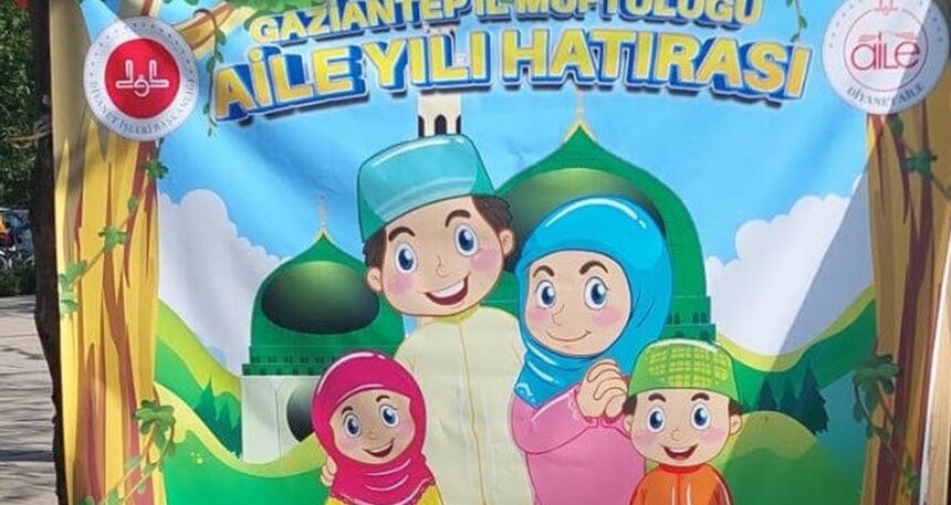 Gaziantep’te tartışma yaratan afiş: Kız çocuğuna başörtü, erkek çocuğuna takke!