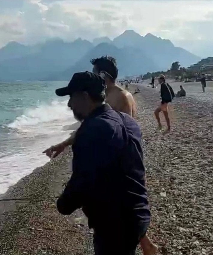 Görüntü Türkiye'den... Köpek balığını taş atarak kovalamaya çalıştılar