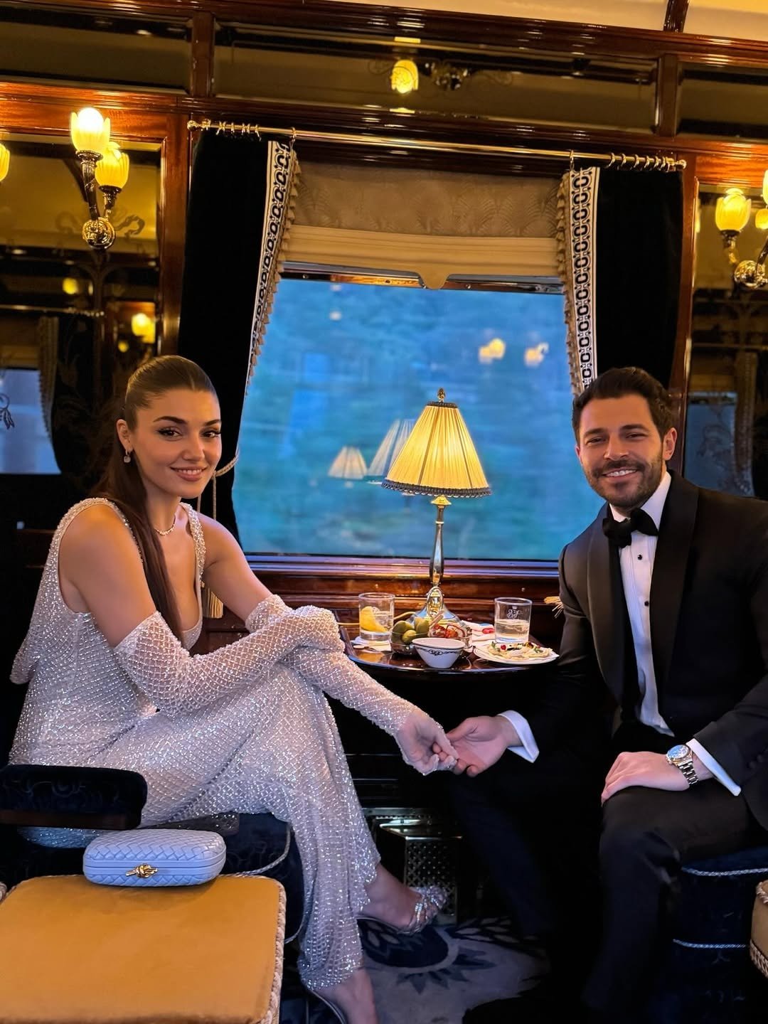 Hande Erçel ve Hakan Sabancı Roma-Paris treninde aşka geldi