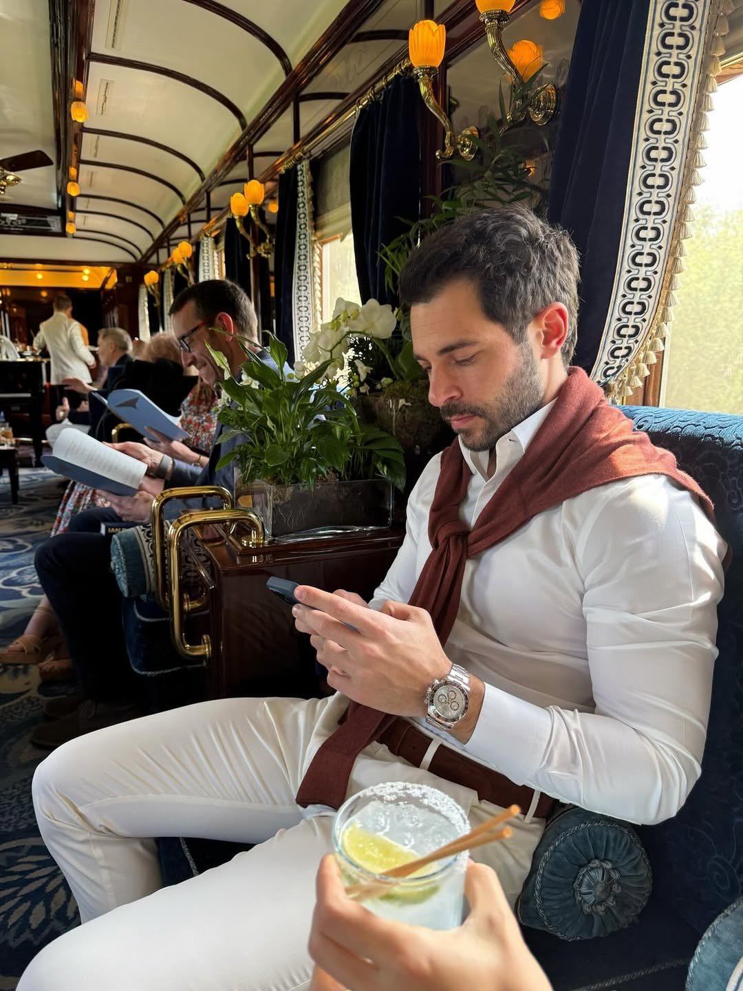 Hande Erçel ve Hakan Sabancı Roma-Paris treninde aşka geldi